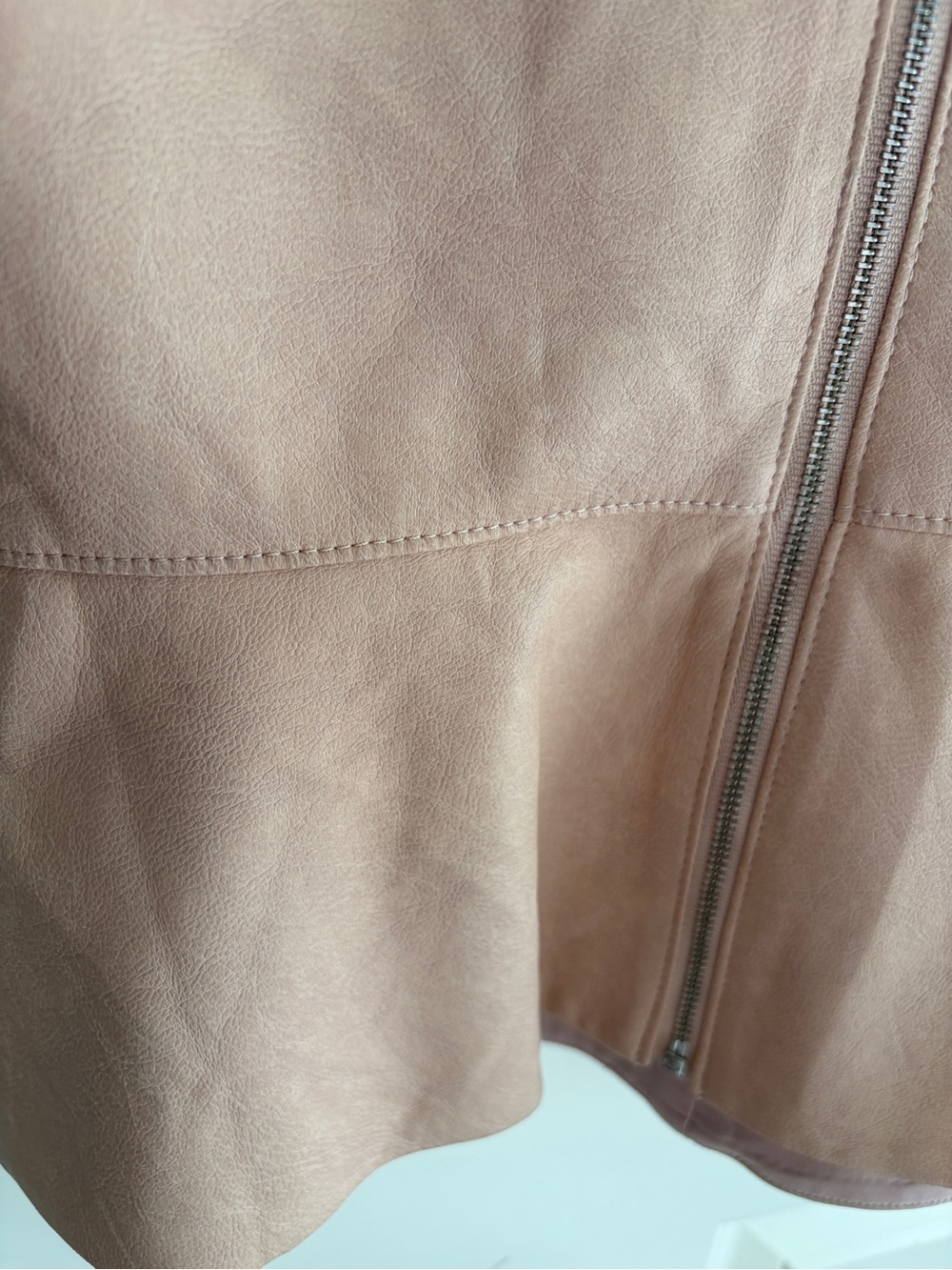 BCBGMaxAzria Sleeveless Mock-Neck Faux Leather in Blush size 2. Fully lined. - Picture 6 of 13